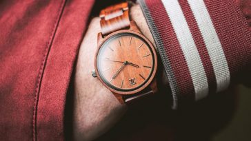 Montre en bois sur poignet homme