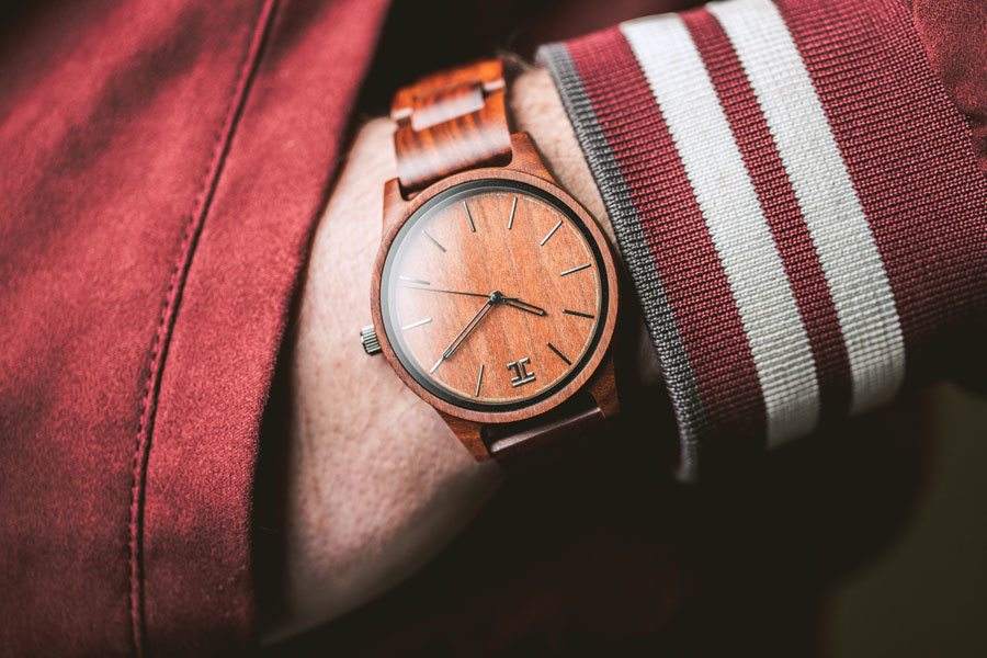 Montre en bois sur poignet homme