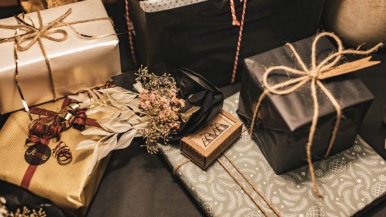emballages cadeaux et fleurs séchées.
