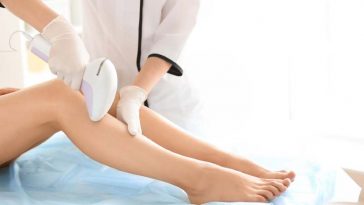 jambes de femme et épilateur à lumière pulsée