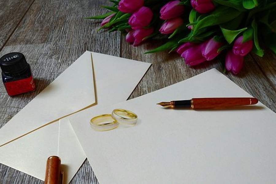 Illustration avec enveloppe et alliances