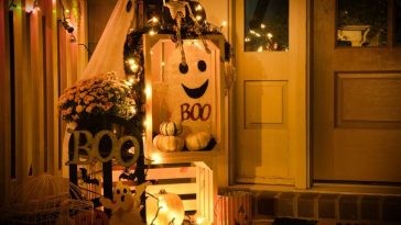 Déco d'halloween avec fantomes citrouille et guirlande lumineuse