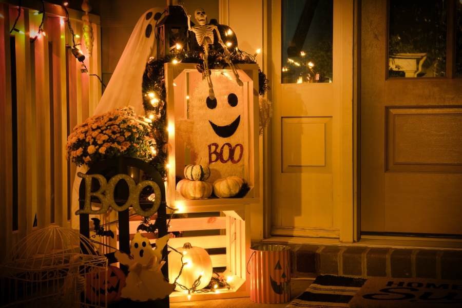 Déco d'halloween avec fantomes citrouille et guirlande lumineuse