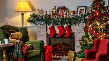 intérieur de maison décorer pour Noel avec chaussetes accroche a la cheminee sapin de noël couronne et guirlande
