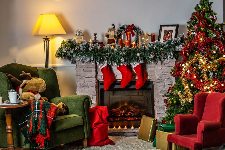 intérieur de maison décorer pour Noel avec chaussetes accroche a la cheminee sapin de noël couronne et guirlande