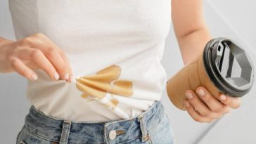 Tâche de café sur tee-shirt