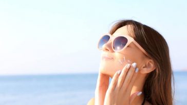 femme appliquant de la crème solaire bio