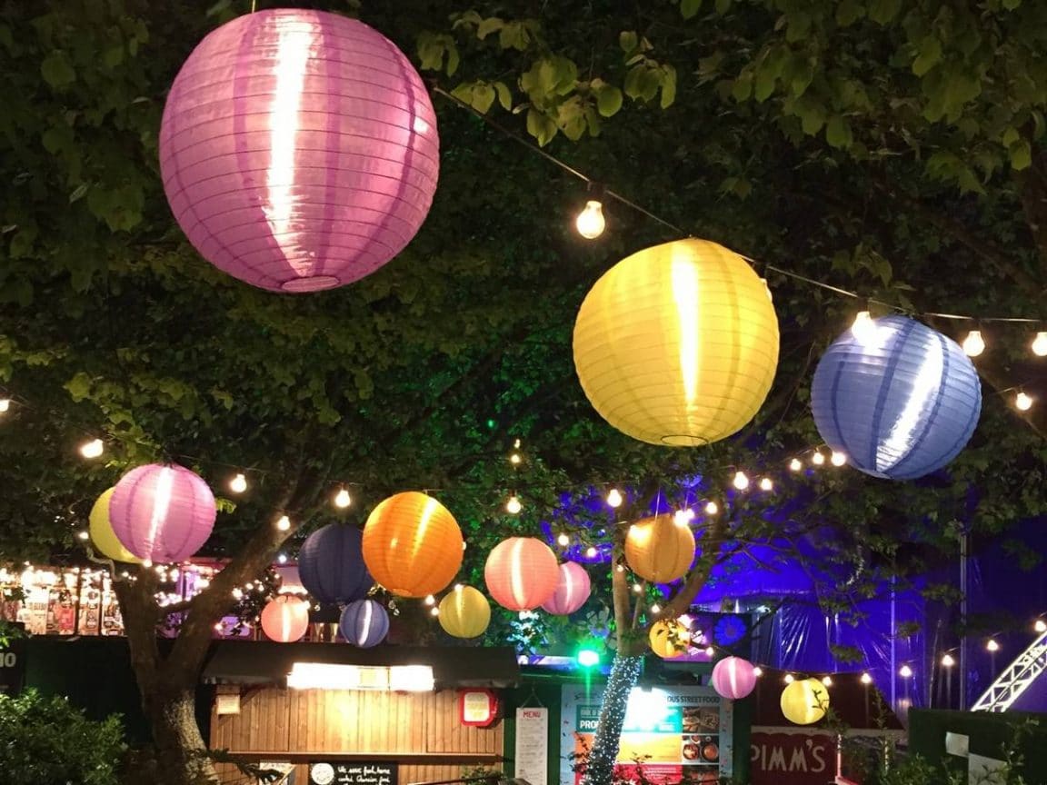lanternes coloré pour récéption en plein air