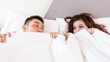 Couple au lit