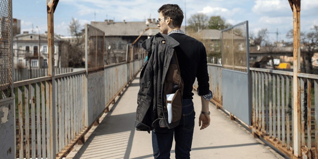 un homme qui porte une veste