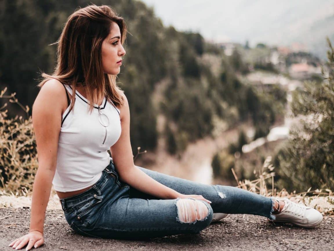 jeune femme en jean slim