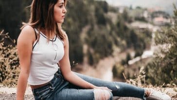 jeune femme en jean slim
