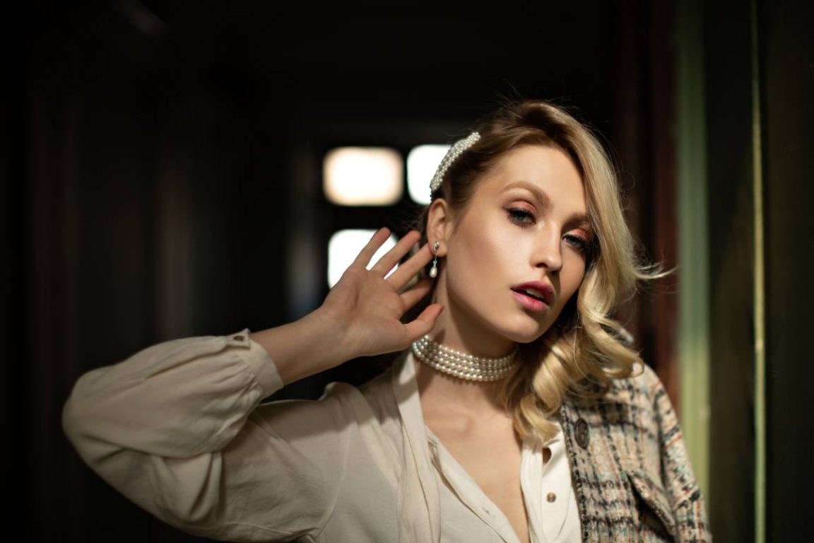femme portant un collier ras de cou en perles
