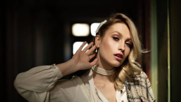 femme portant un collier ras de cou en perles