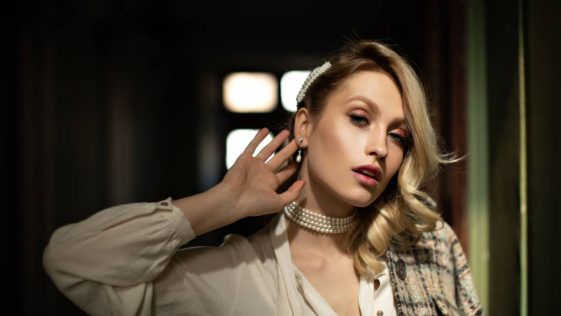 femme portant un collier ras de cou en perles