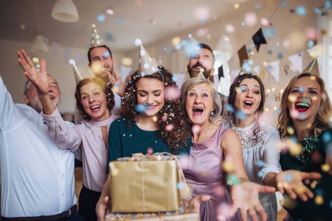 fête d'anniversaire avec la famille et amis
