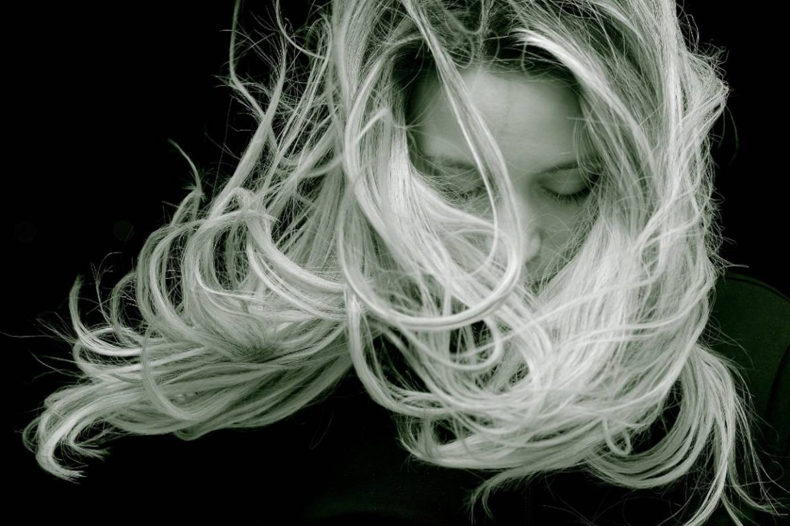 jeune femme cheveux blonds