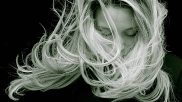 jeune femme cheveux blonds