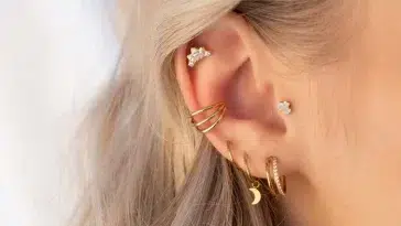 jeune femme avec plusieurs piercing sur l'oreille