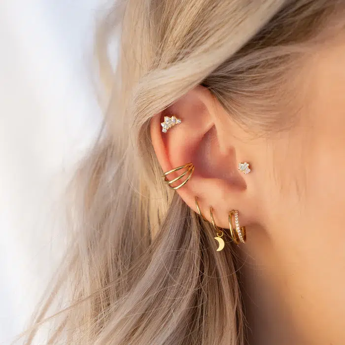 jeune femme avec plusieurs piercing sur l'oreille