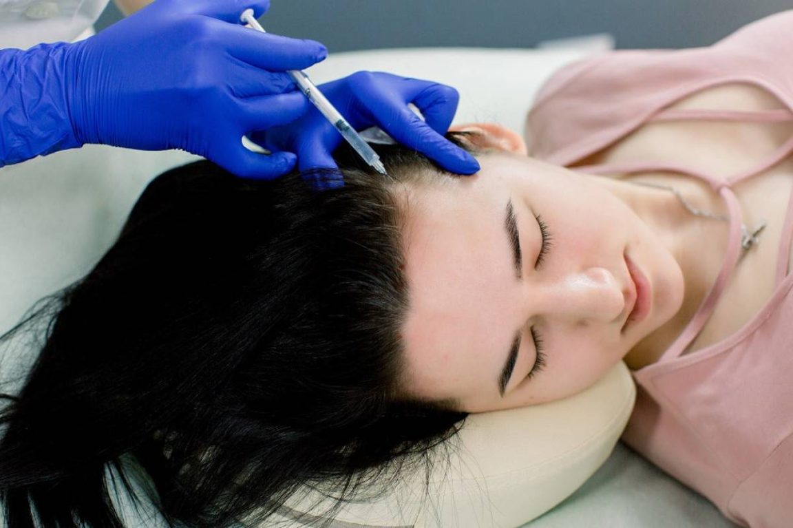 patiente détendue pendant une opération de greffe de cheveux