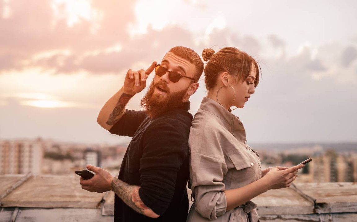 homme espionnant sa petite amie avec smartphone