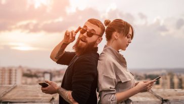 homme espionnant sa petite amie avec smartphone