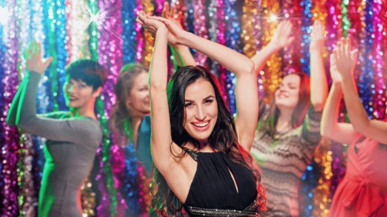 jeune femme qui danse en robe de soiréee