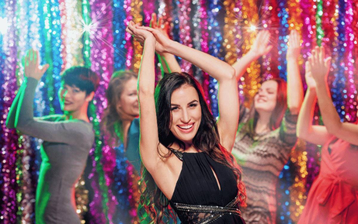 jeune femme qui danse en robe de soiréee