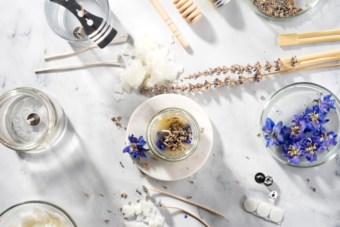 bougie personnalisé sur une table