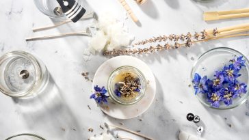 bougie personnalisé sur une table
