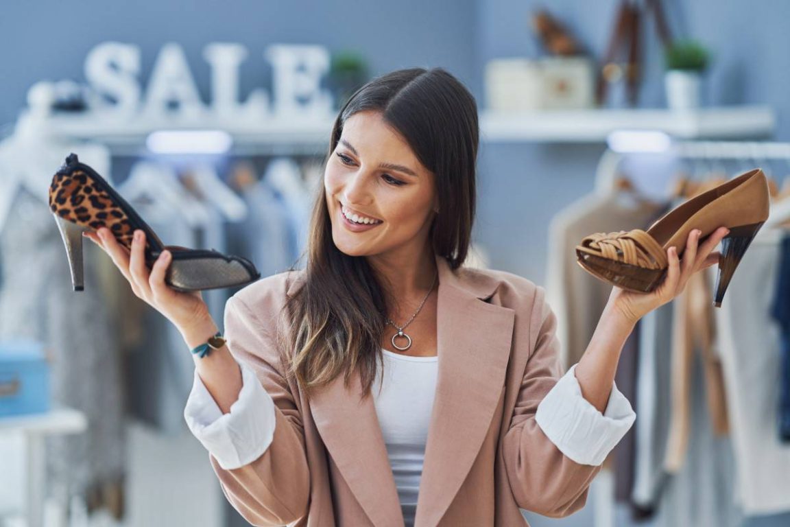 femme qui choisit un paire de chaussures