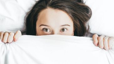 jeune femme au réveil