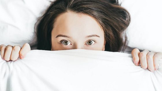 jeune femme au réveil
