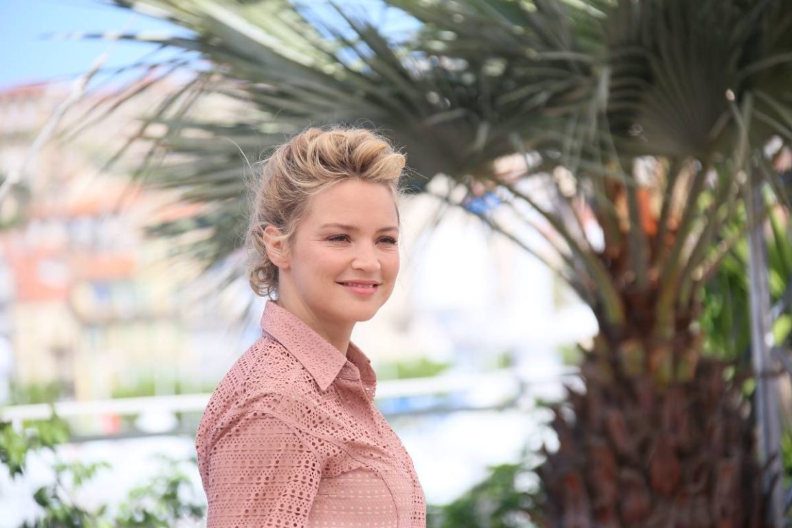 virginie efira en robe rose