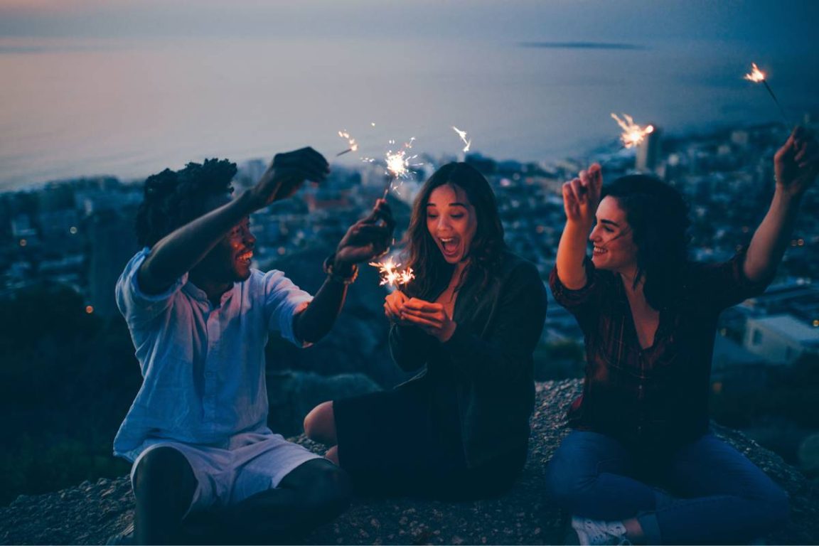 amis qui fêtent un anniversaire
