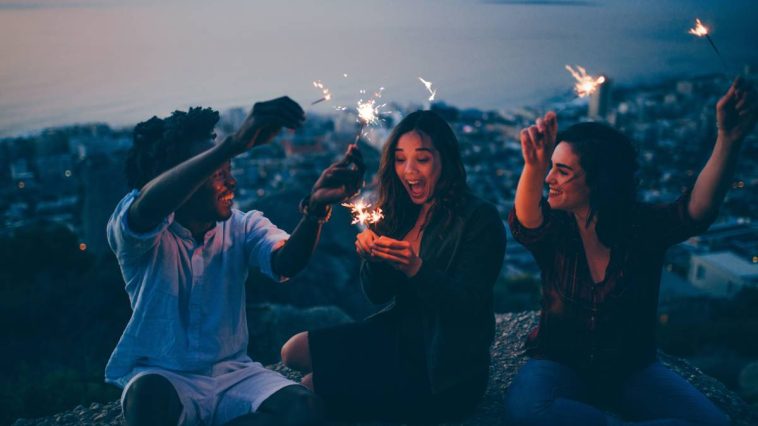 amis qui fêtent un anniversaire