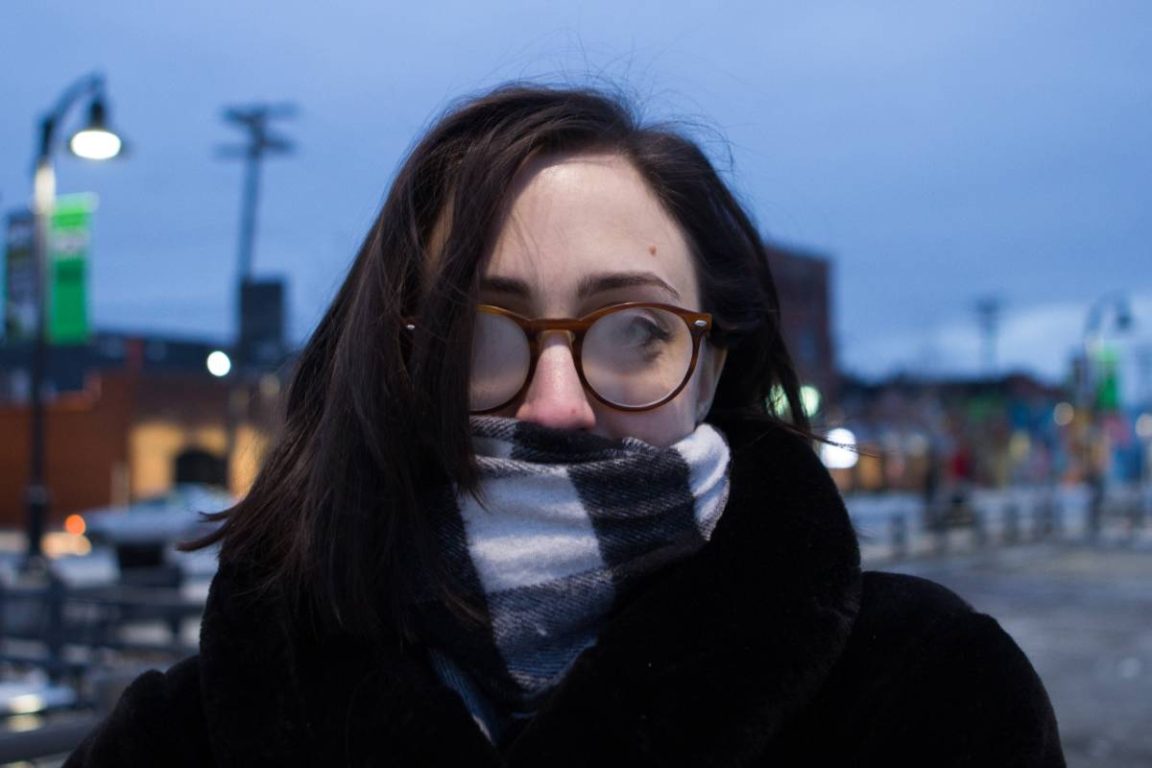 femme avec des lunettes pleines de buée