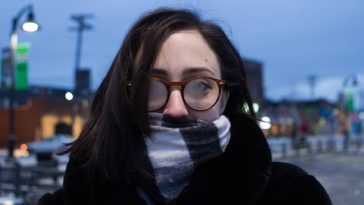 femme avec des lunettes pleines de buée