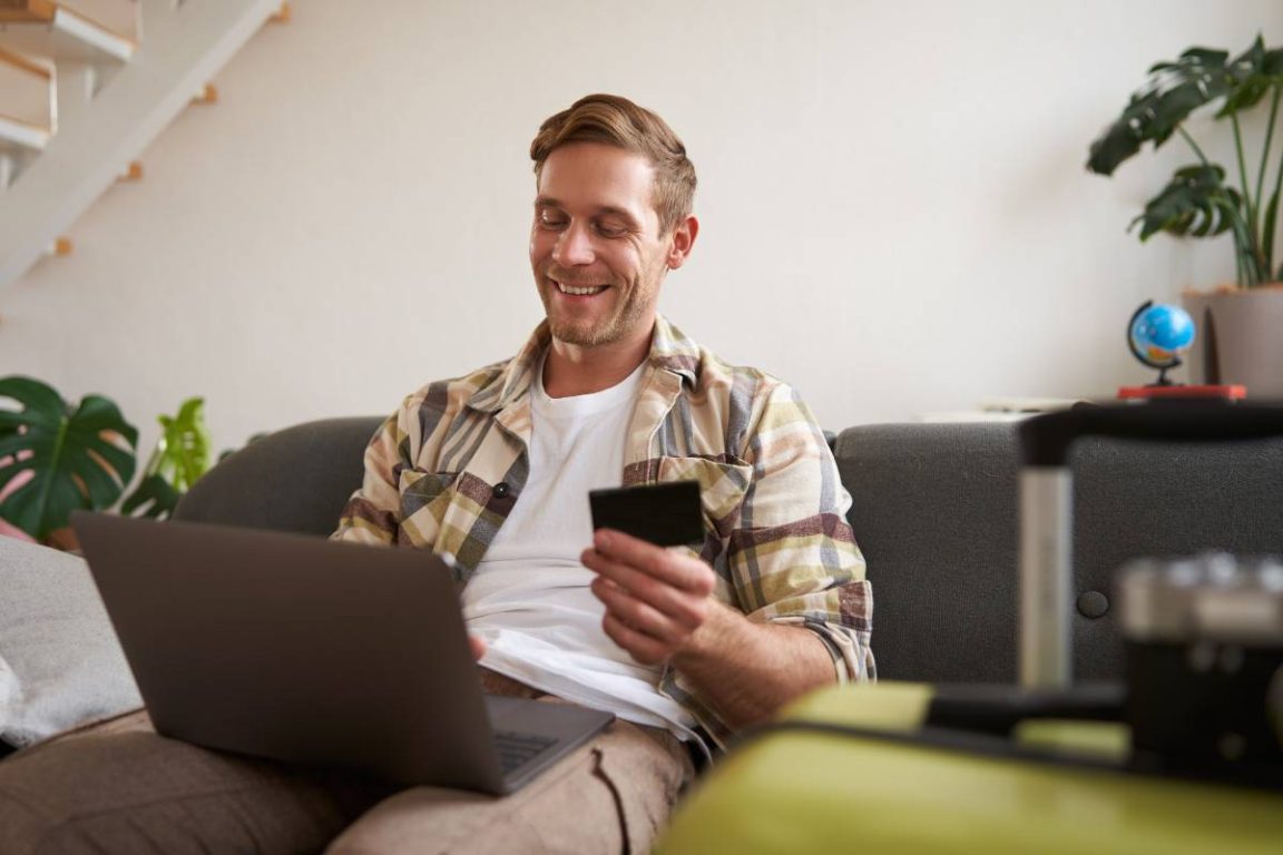 homme passant une commande sur internet