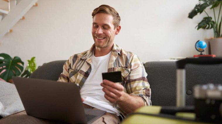 homme passant une commande sur internet