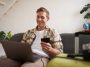 homme passant une commande sur internet
