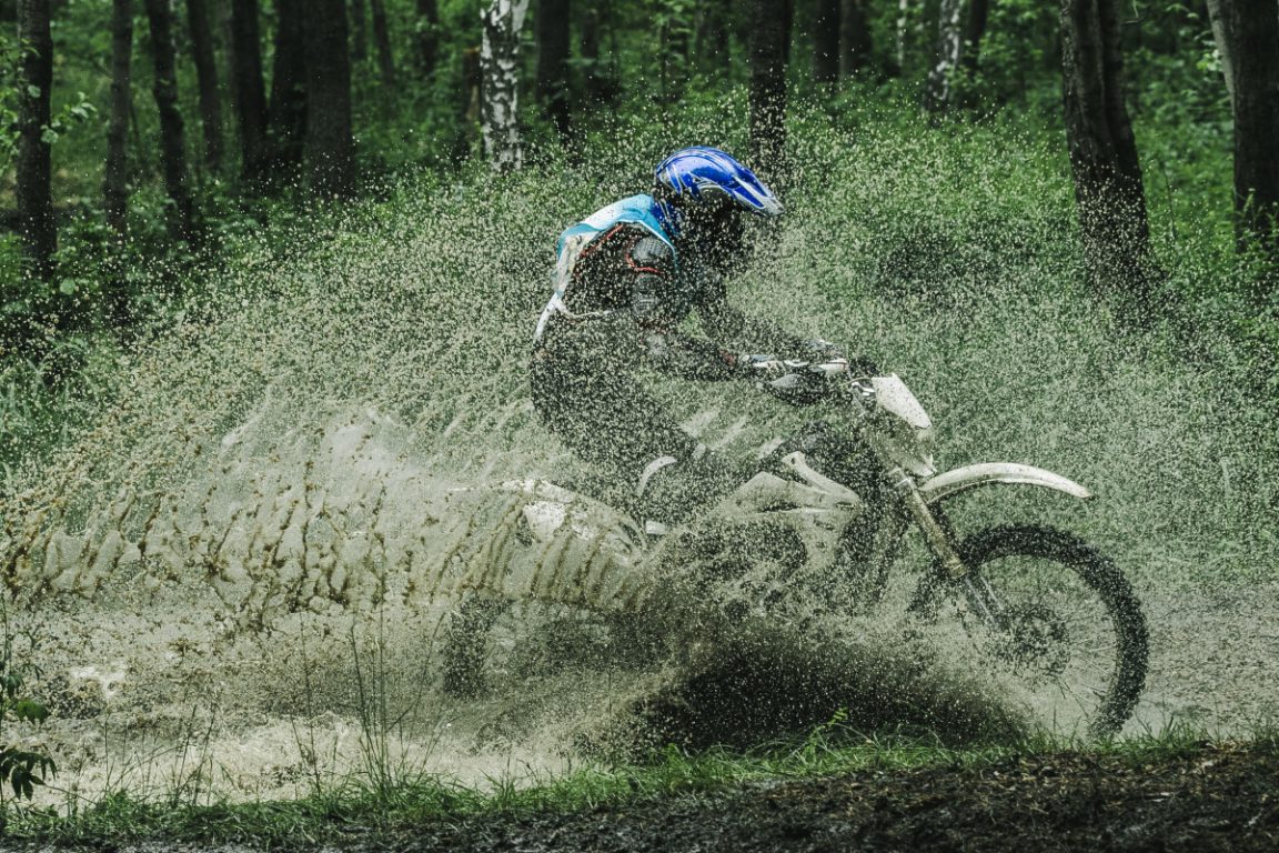 moto dans la forêt