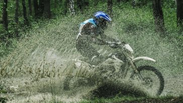 moto dans la forêt