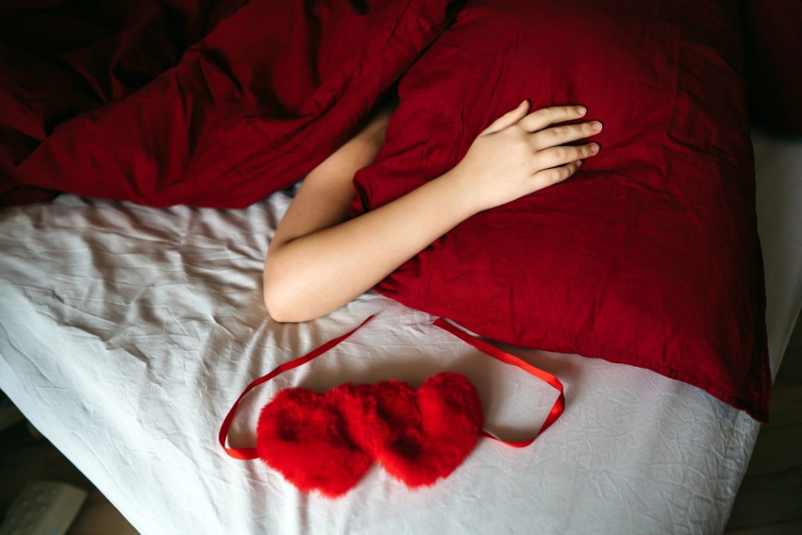 une femme dans le lit