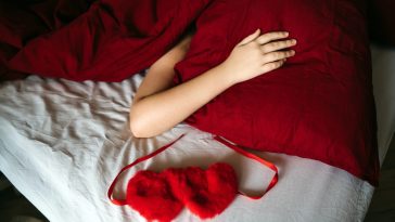une femme dans le lit