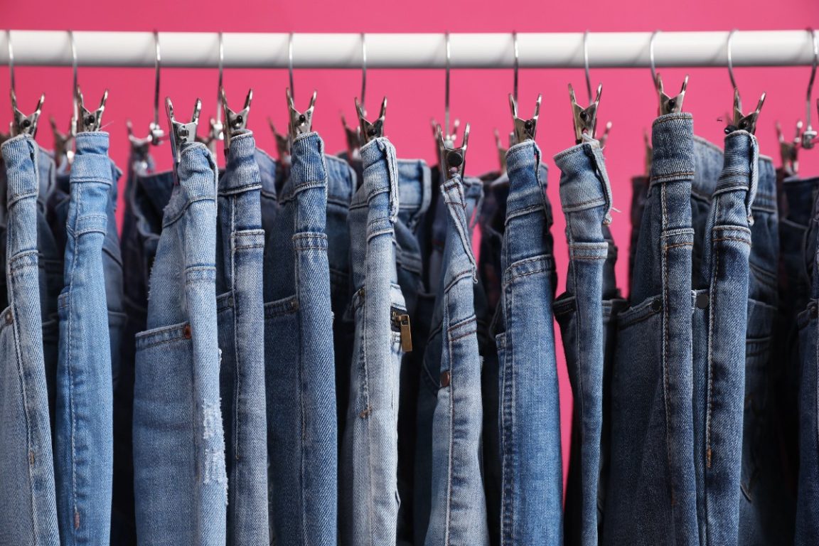 jeans sur des cintres