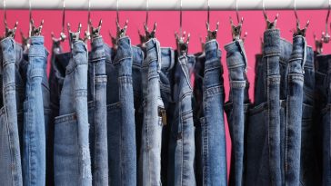 jeans sur des cintres