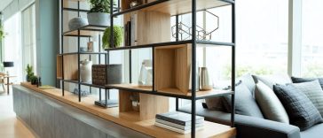 Aménagement malin pour isoler et créer une entrée dans un séjour ouvert : idées et solutions