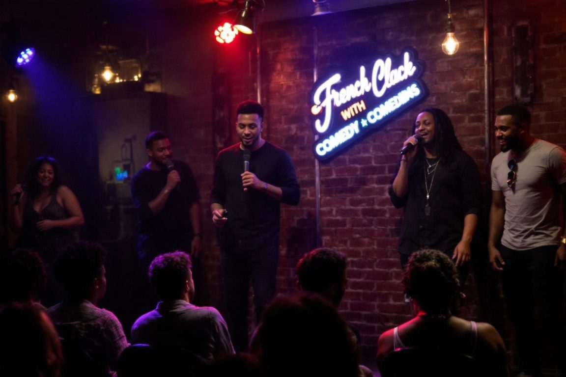 Scène de stand-up comedy avec comédiens et public